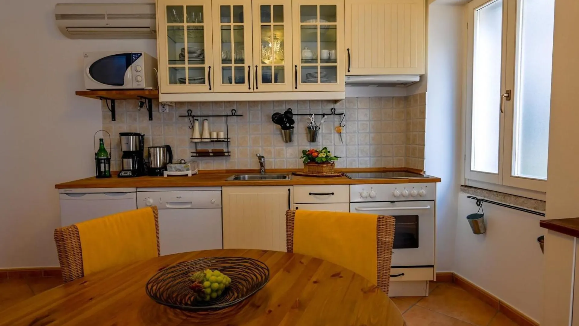 Sleek And Trendy Downtown Apartment - One Bedroom Apartment Ρόβινι Κροατία