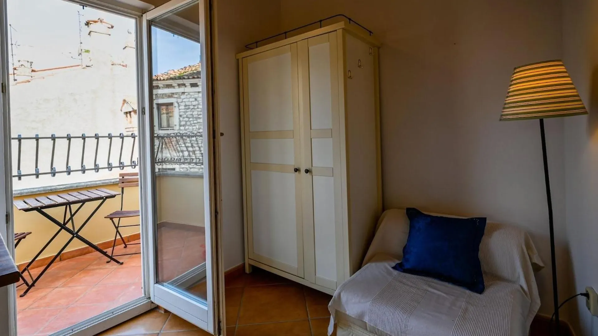 Sleek And Trendy Downtown Apartment - One Bedroom Apartment Ρόβινι Κροατία